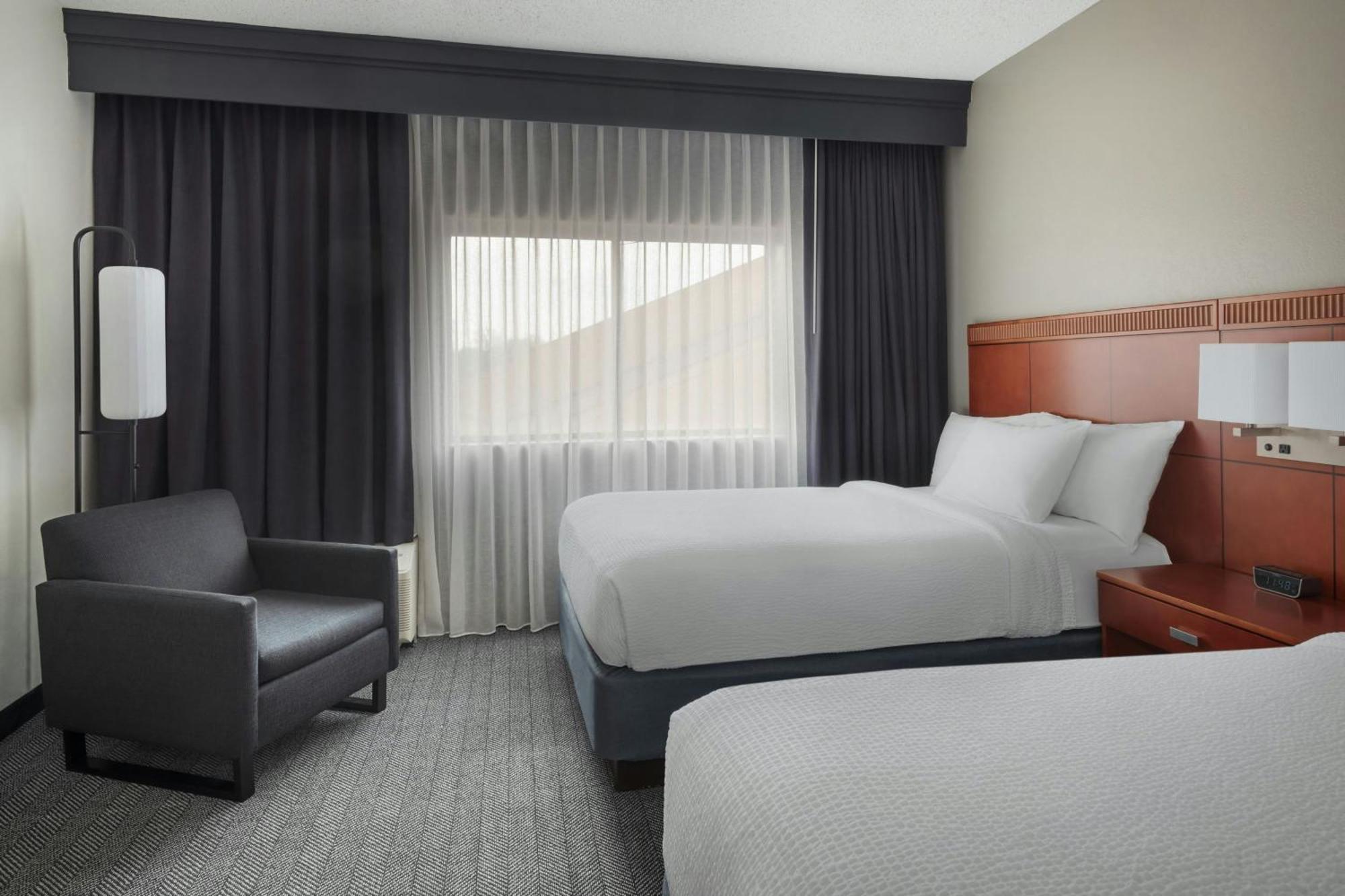 Courtyard By Marriott New Carrollton Ландовер Экстерьер фото